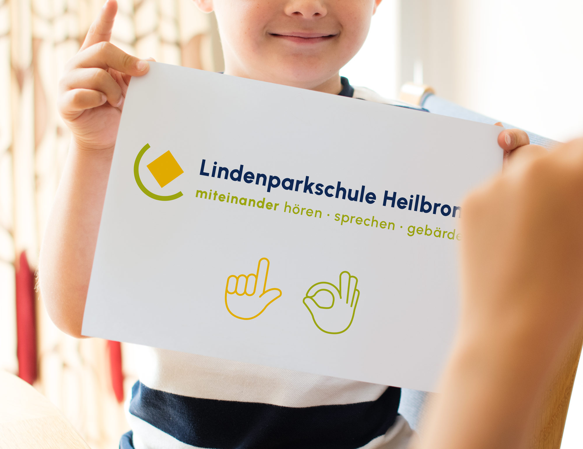 Junge mit Logo auf Papier Lindenparkschule, Logo, Junge